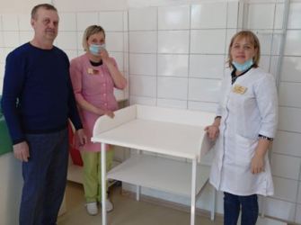Александр Мораш подарил пеленальный стол в педиатрическое отделение больницы